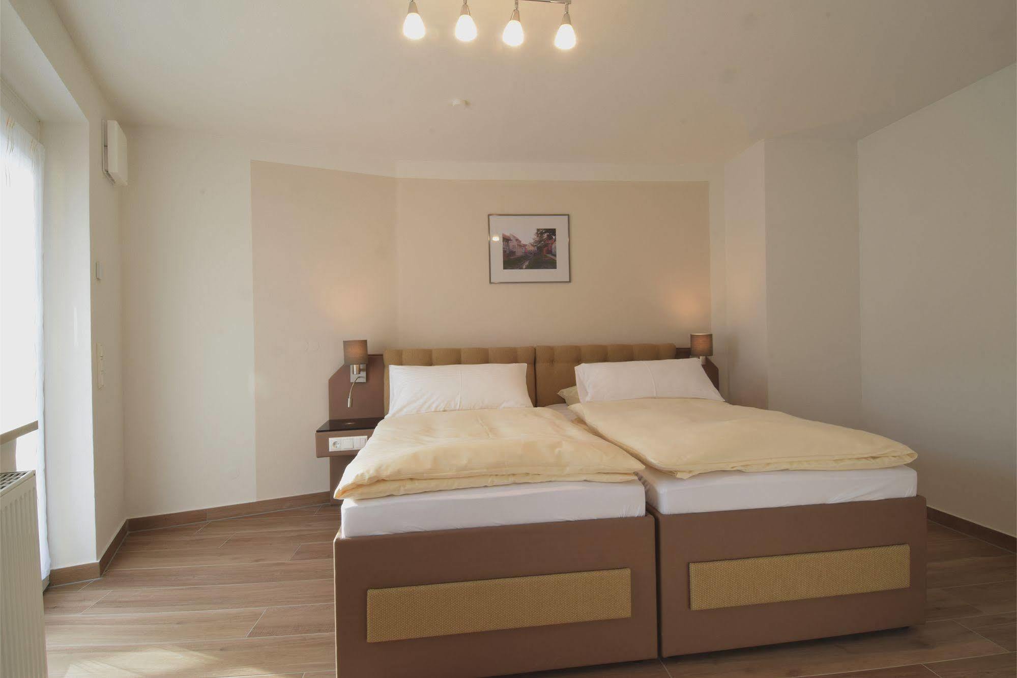 Aparthotel Donaustern Asbach-Bäumenheim Esterno foto